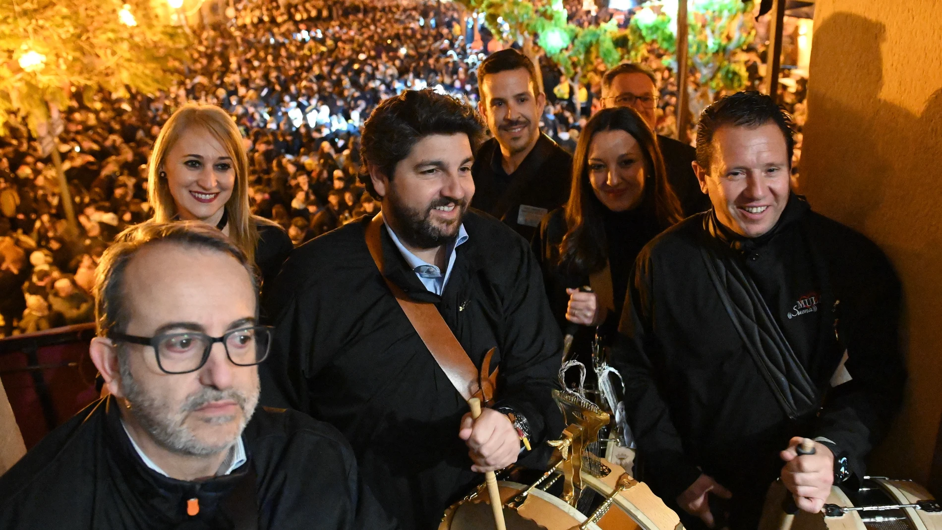 López Miras muestra el apoyo del Gobierno regional a los Tambores de Mula, "uno de nuestros mayores atractivos turístico
