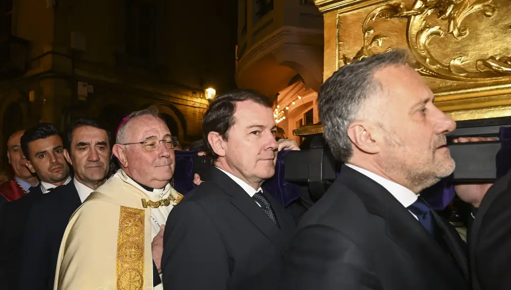 El presidente de la Junta Alfonso Fernández Mañueco (2d), el presidente de las Cortes Carlos Pollán (d) y el obispo Luis Ángel de las Heras, portaron el paso en La procesión de La Dolorosa, hoy Viernes de Dolores en León.