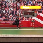 ¡Con gradas y césped!: la estación de metro española que recrea un campo de fútbol 