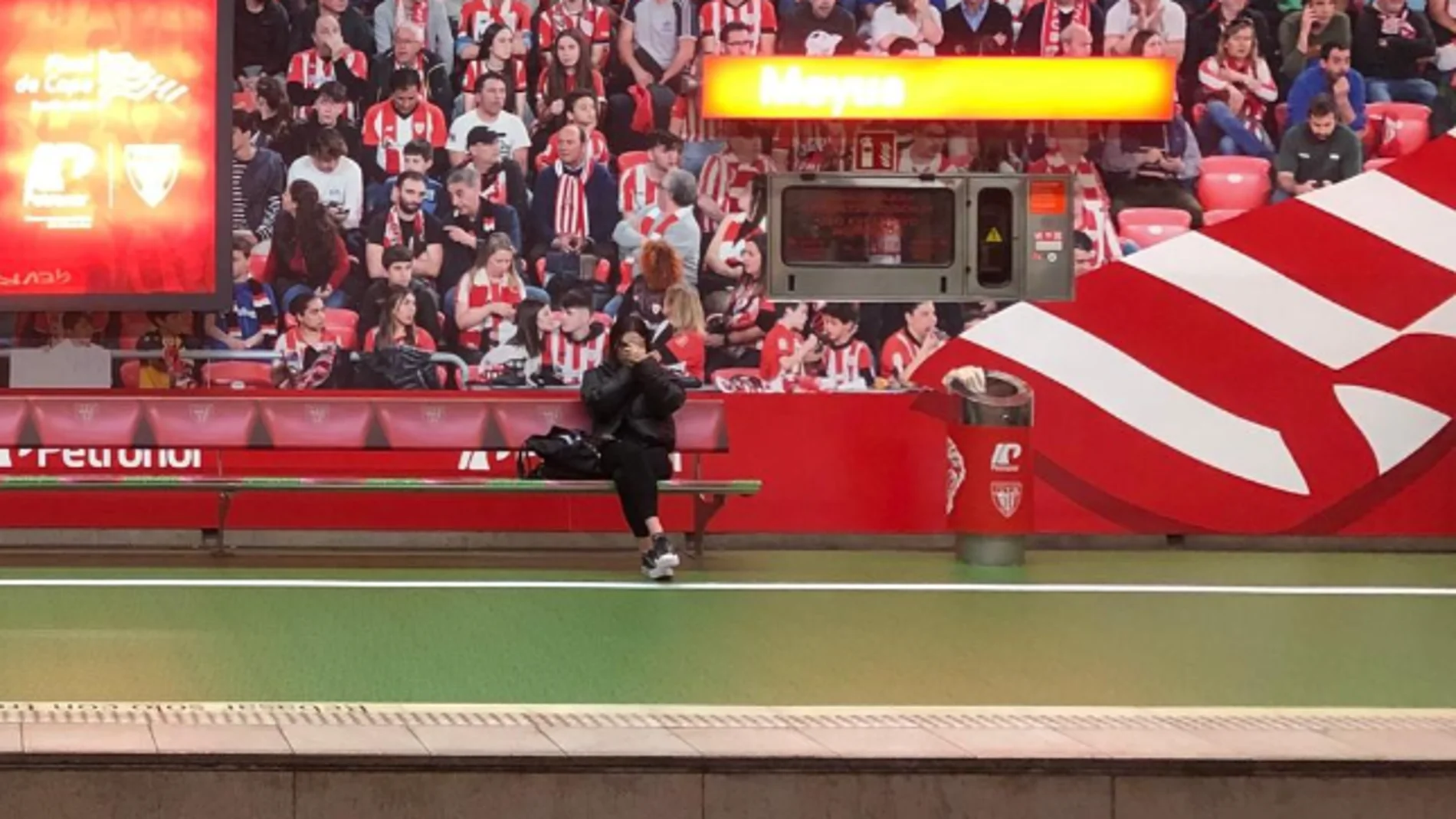 ¡Con gradas y césped!: la estación de metro española que recrea un campo de fútbol