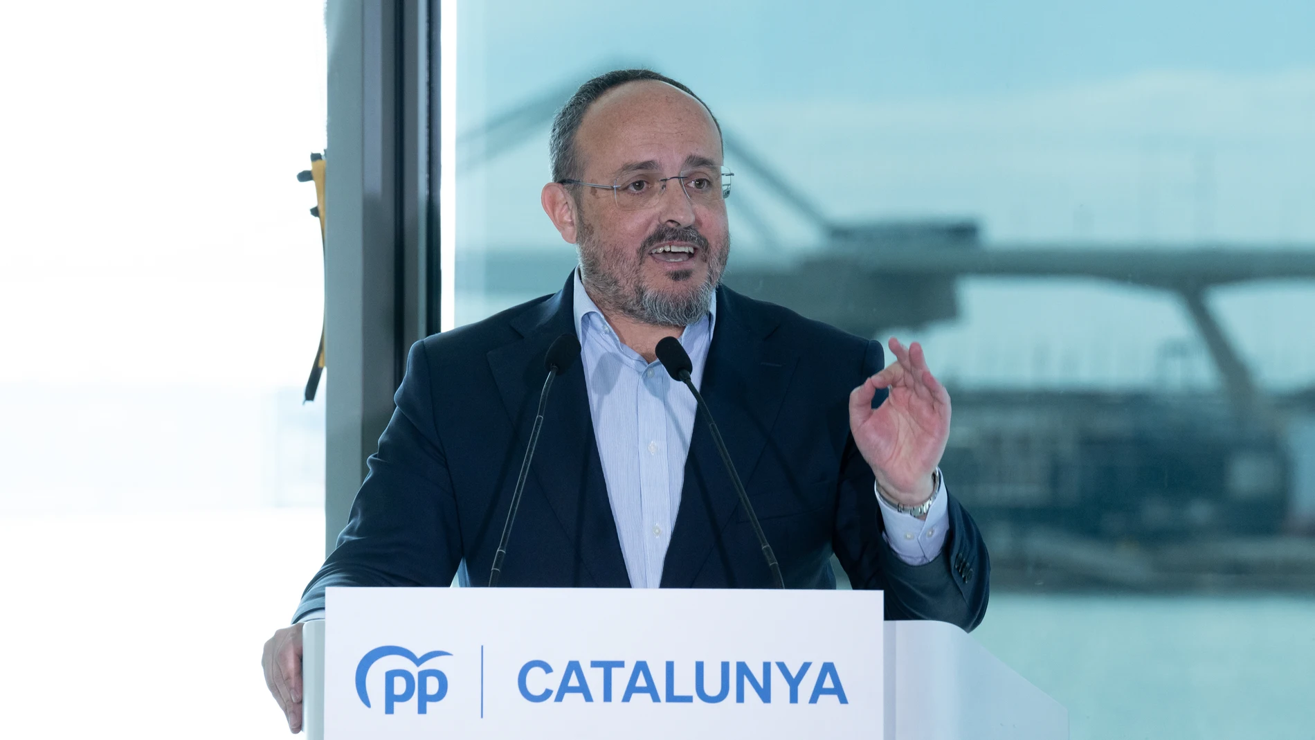 El líder del PP, Alberto Núñez Feijóo (i) y la vicepresidenta portavoz del Grupo del Partido Popular Europeo en el Parlamento Europeo, Dolors Montserrat (c), durante un acto de la Junta Directiva Autonómica del PP de Catalunya, en el Hotel Grand Marina, a 27 de marzo de 2024, en Barcelona, Catalunya (España). El anuncio llega después de que el lunes 25 de marzo Feijóo se reuniese con Fernández, quien le trasladó su "absoluta disposición" a ayudar a su partido, "como candidato o afiliado de ba...