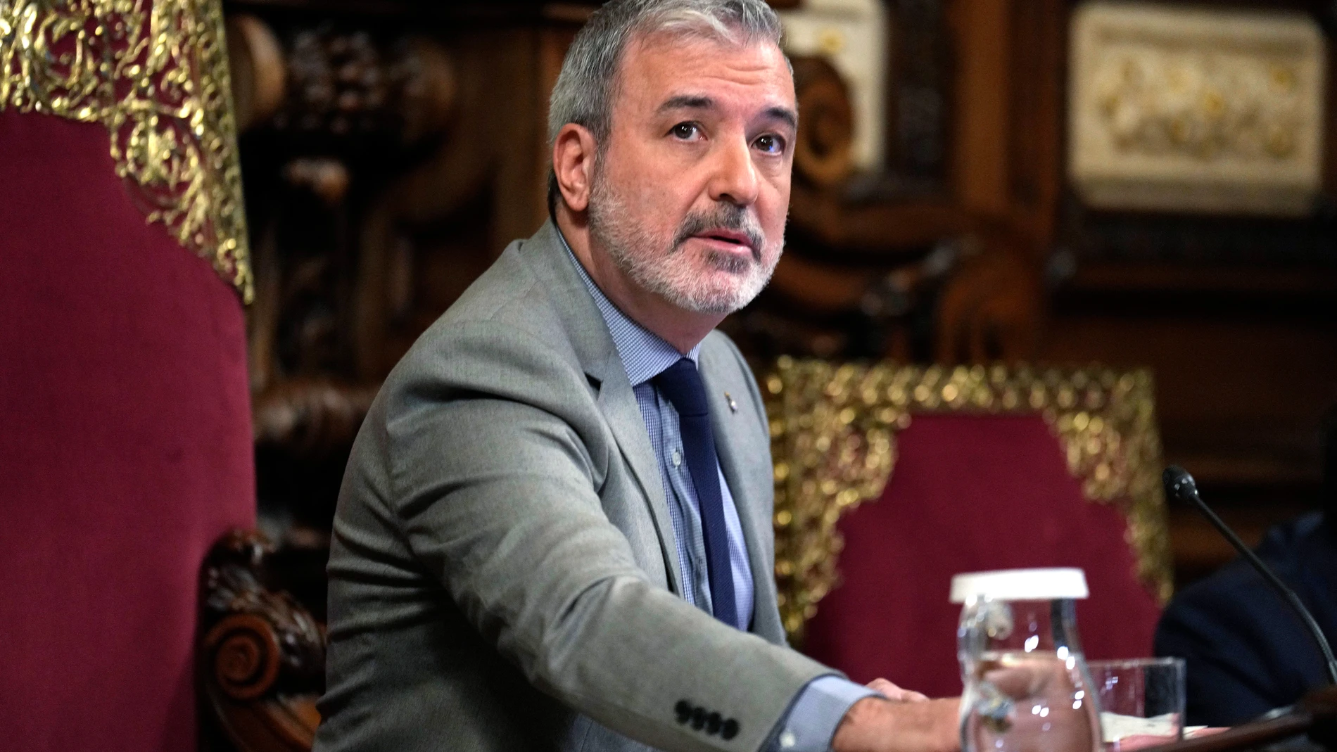 GRAFCAT1967. BARCELONA, 27/03/2024.- El alcalde de Barcelona, Jaume Collboni, durante el pleno en el que ha planteado al consejo municipal una cuestión de confianza vinculada a la aprobación definitiva del presupuesto, que ha sido rechazada, tras lo cual Collboni ha anunciado la ampliación del gobierno, actualmente solo del PSC y en minoría, a partir de que el próximo 2 de mayo entre en vigor el presupuesto municipal con el mecanismo de la cuestión de confianza, sin especificar ni fecha ni so...