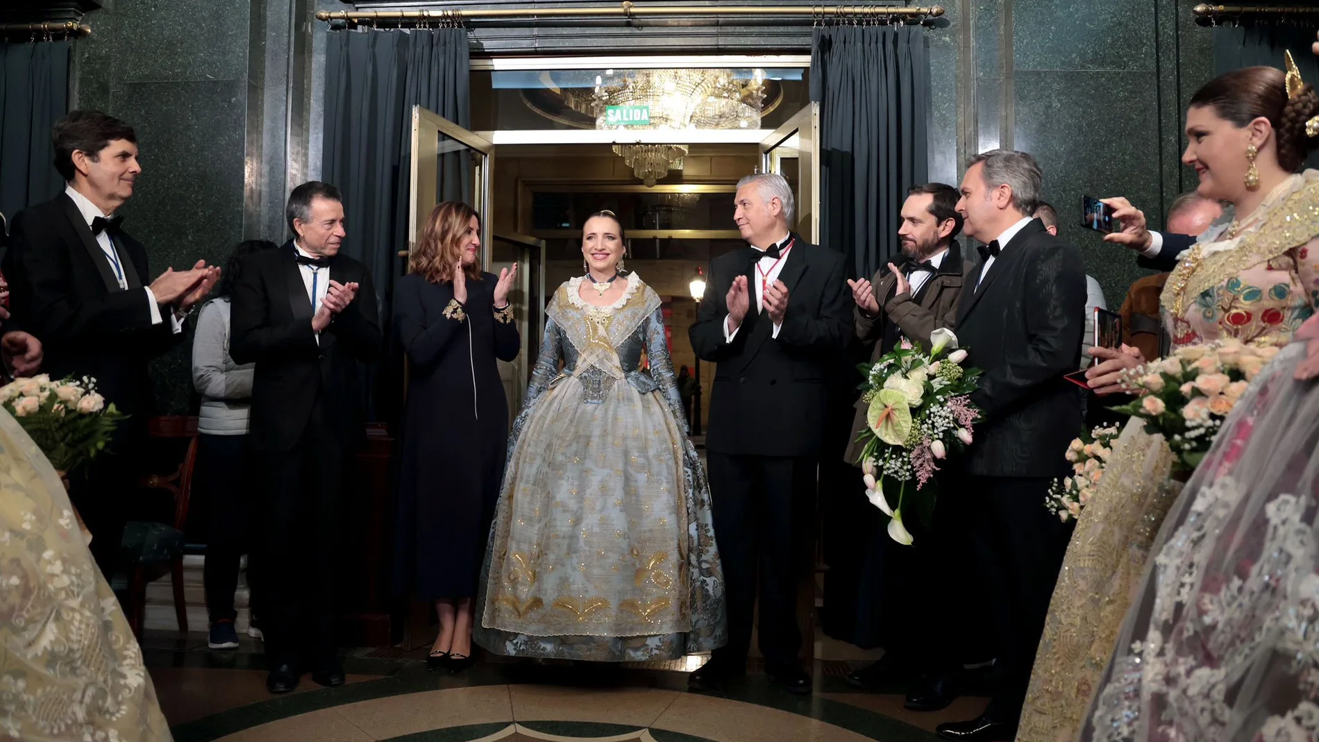 La alcaldesa Catalá aplaude a la Reina dels Jocs Florals