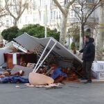 Las carpas de la Feria de Artesanía, en la Acera de Recoletos, se vieron afectadas por el vendaval que se llevó por delante varios puestos