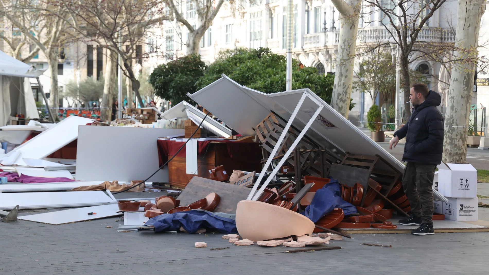 Las carpas de la Feria de Artesanía, en la Acera de Recoletos, se vieron afectadas por el vendaval que se llevó por delante varios puestos
