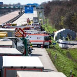 Vehículos de emergencia y helicópteros de rescate permanecen en la autopista A9 en el lugar de un accidente en el que murieron varias personas el 27 de marzo de 2024 en Schkeuditz, cerca de Leipzig, este de Alemania