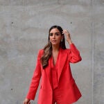 Rocío Osorno con traje de Mango.