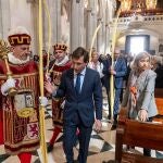 El alcalde de Madrid, José Luis Martínez-Almeida (c), junto a otros miembros del equipo de Gobierno y representantes de los grupos municipales, asiste a la bendición de las palmas y a la eucaristía del Domingo de Ramos oficiada por el arzobispo de Madrid, cardenal José Cobo, este domingo en la catedral de la Almudena.