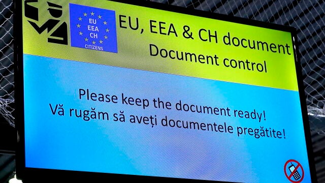 Pantalla que muestra el control para los pasajeros de la UE en el aeropuerto de Bucarest