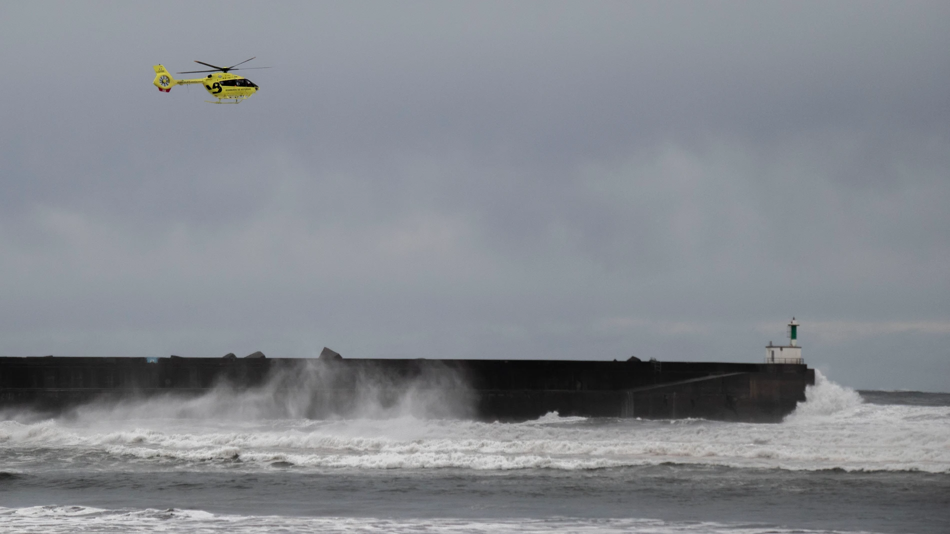 SAN ESTEBAN DE PRAVIA, 28/03/2024.-Un helicóptero de rescate trabaja en la localidad asturiana de San Esteban de Pravia este jueves, donde ha fallecido un turista británico que mientras contemplaba el oleaje cayó al agua y fue arrastrado por las olas, su cuerpo sin vida fue recuperado del mar por un helicóptero de los servicios de emergencias. A menos de siete kilómetros, en el vecino concejo de Cudillero, el fuerte oleaje también dificultó el rescate de una mujer que al parecer fue arrastrad...