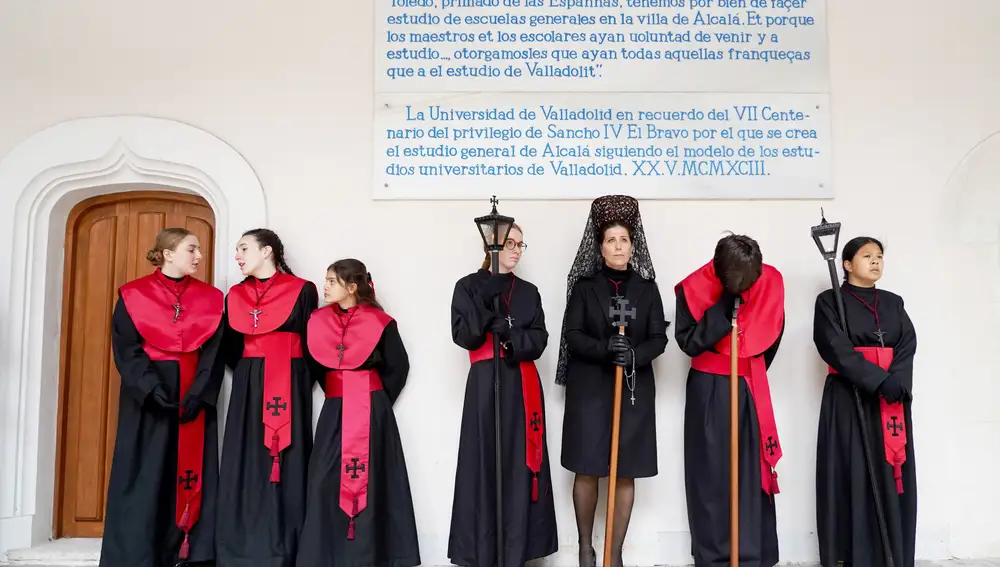 La lluvia suspende la procesión del Cristo de la Luz y tiene lugar un Vía Crucis en el interior del Palacio de Santa Cruz