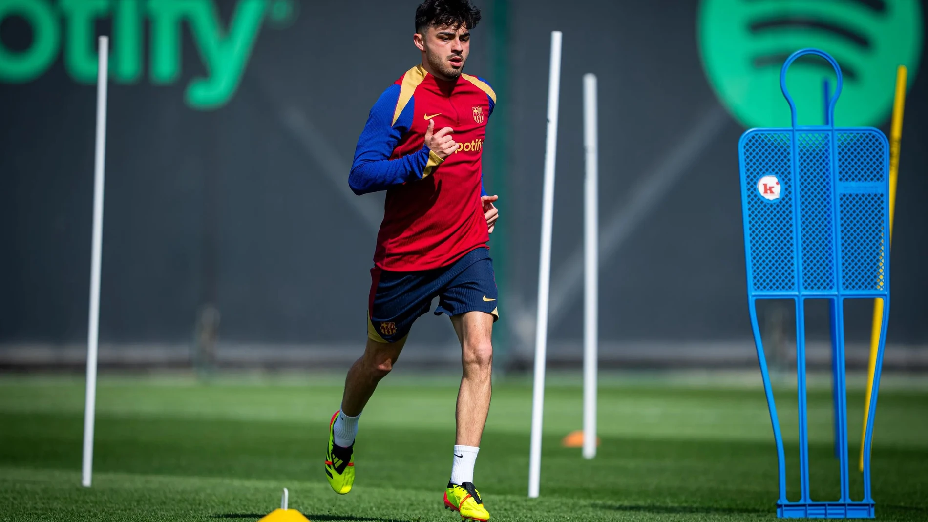 El jugador del FC Barcelona Pedri en un entrenamiento SARA GORDON/FCB 28/03/2024
