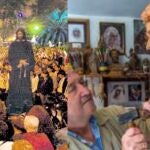 El "Cristo de los Futbolistas" junto a su autor, el imaginero sevillano Luis Álvarez Duarte