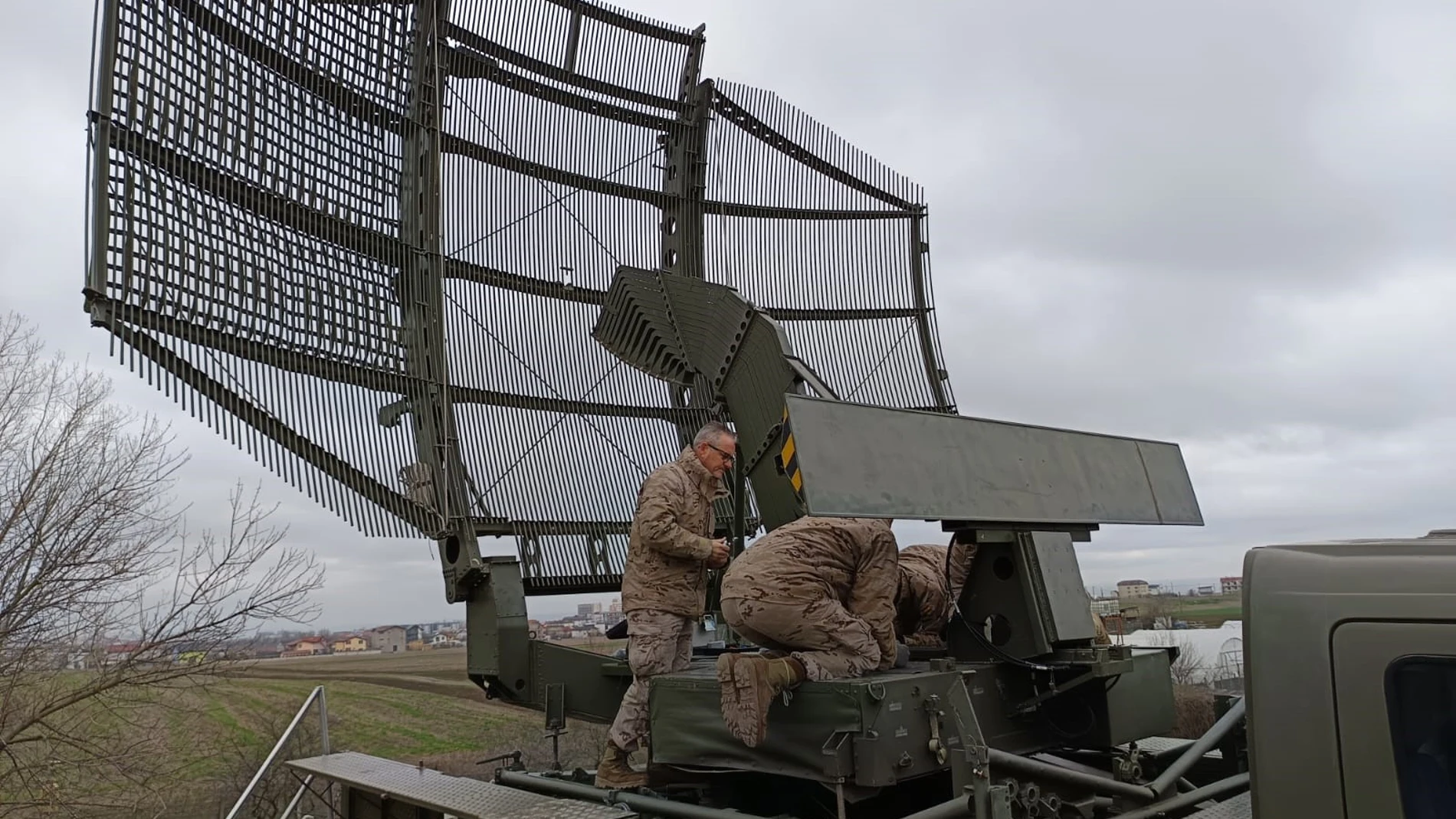Los efectivos del destacamento «Tigru» junto al radar de vigilancia