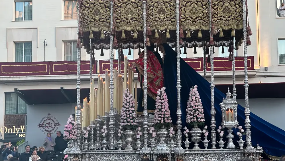Una de las cofradías del Viernes Santo a su paso por el Recorrido Oficial en la Alameda Principal