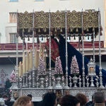 Una de las cofradías del Viernes Santo a su paso por el Recorrido Oficial en la Alameda Principal