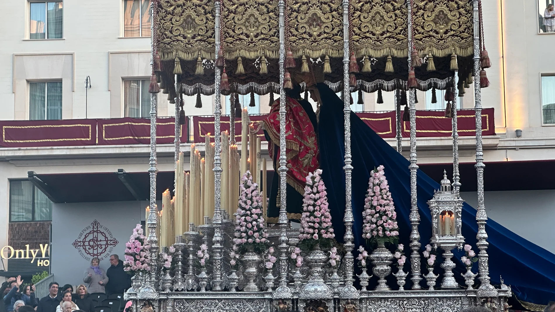 Una de las cofradías del Viernes Santo a su paso por el Recorrido Oficial en la Alameda Principal