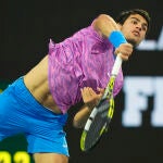 Alcaraz sirve durante su partido ante Dimitrov