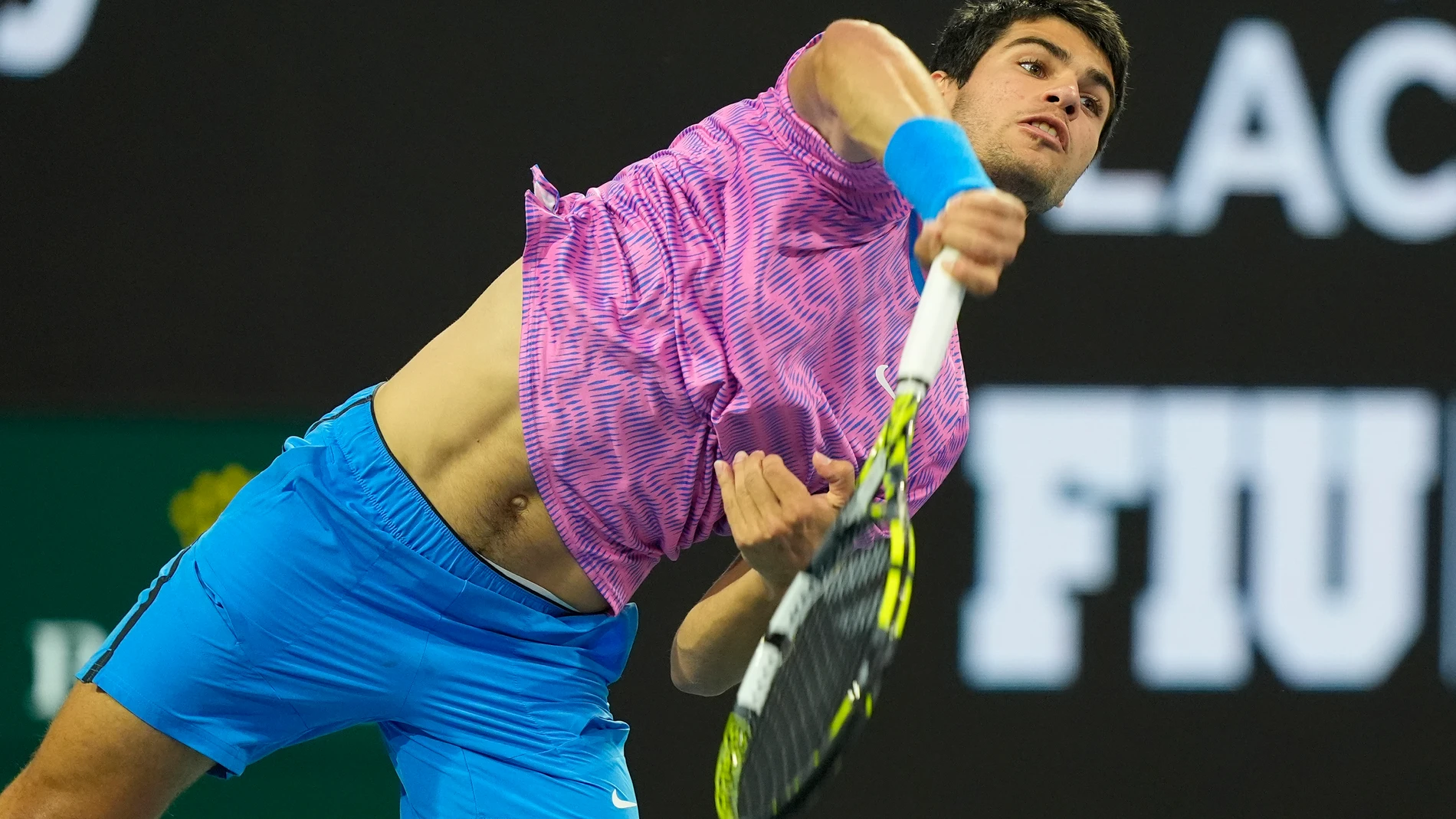 Alcaraz sirve durante su partido ante Dimitrov