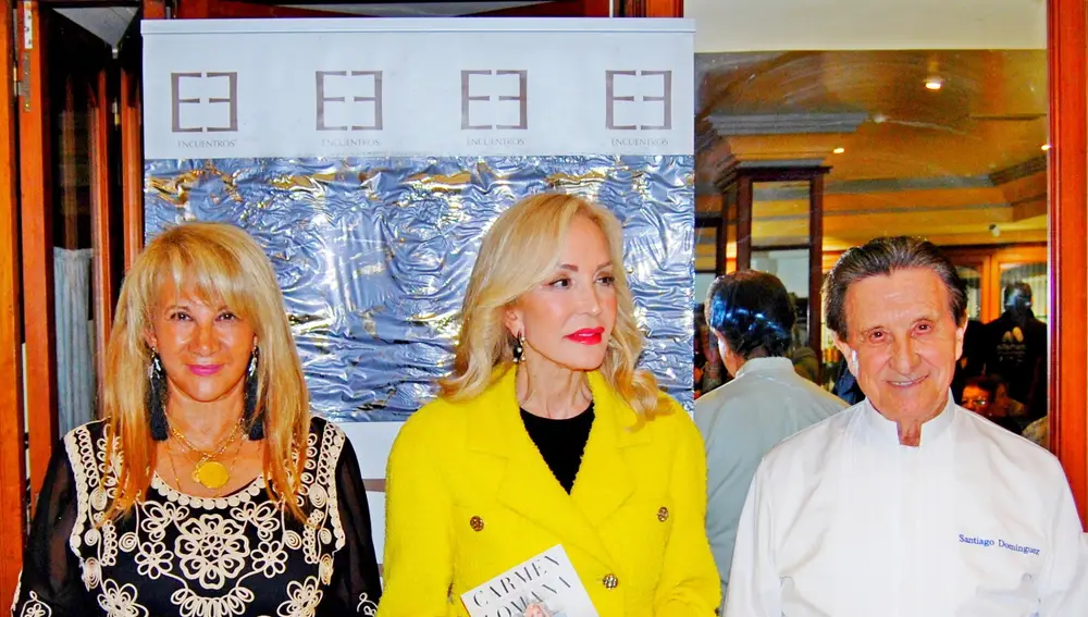El chef Santiago Domínguez, junto a Amparo de la Gama y Carmen Lomana en la presentación de su libro, "Cuestión de actitud"