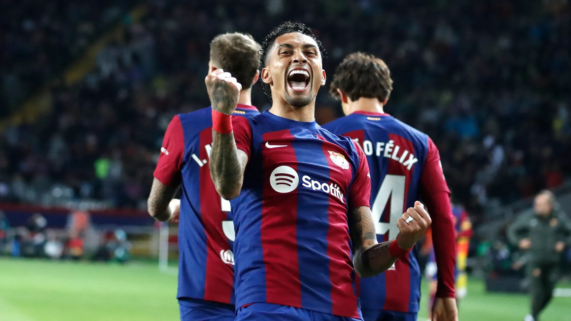 BARCELONA, 30/03/2024.- El delantero brasileño del FC Barcelona Raphinha celebra su gol, primero del equipo blaugrana, durante el partido de la jornada 30 de LaLiga que FC Barcelona y UD Las Palmas disputan hoy sábado en el estadio olímpico Lluís Companys. EFE/ Marta Pérez