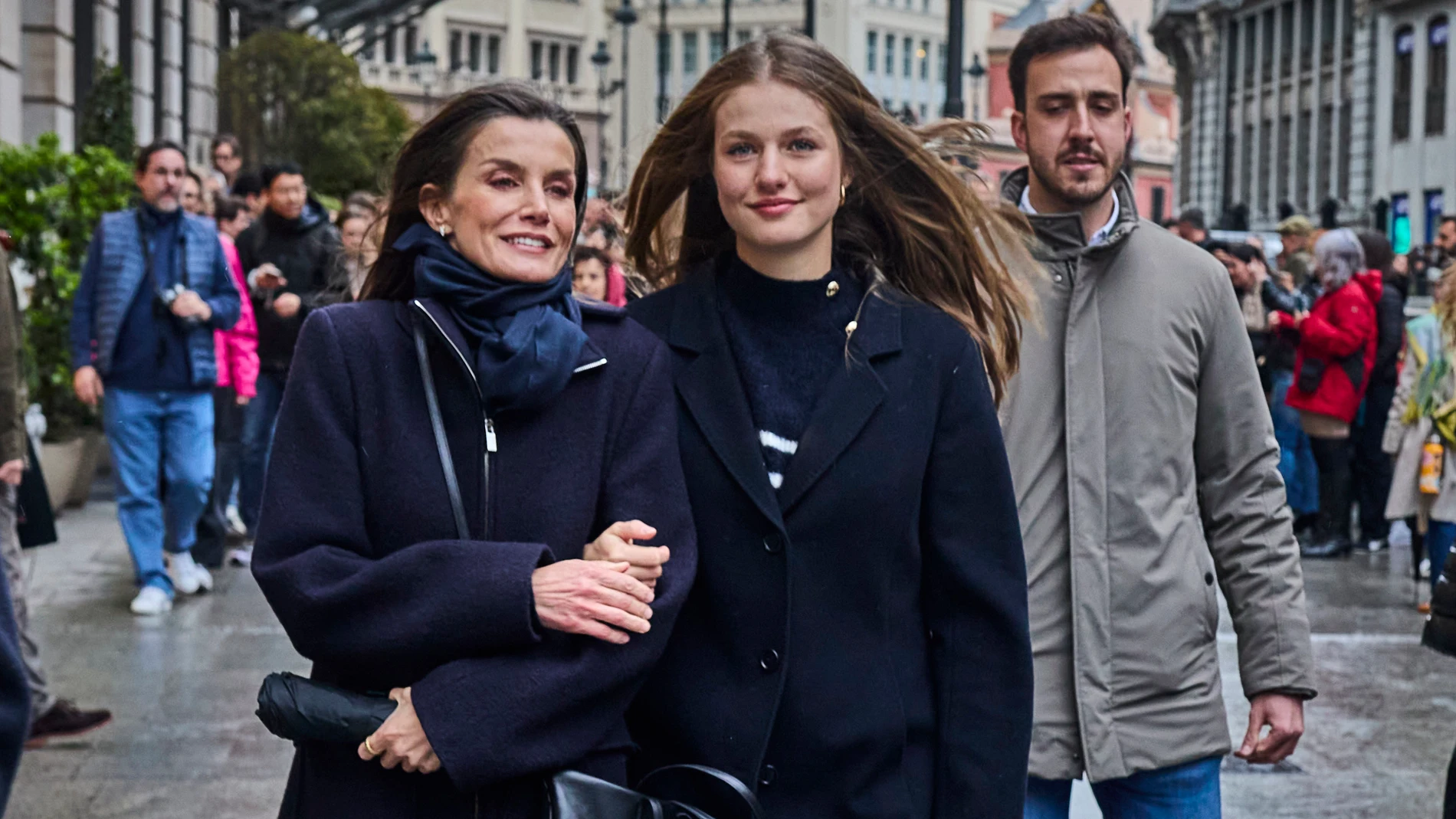 El rey Felipe, la reina Letizia, la princesa Leonor y la infanta Sofía, durante la procesión de Semana Santa de Nuestra Señora de la Soledad y Desamparo y del Paso del Santísimo Cristo Yacente, este sábado en la madrileña calle de Alcalá.© Alberto R. Roldán / Diario La Razón.30 03 2024