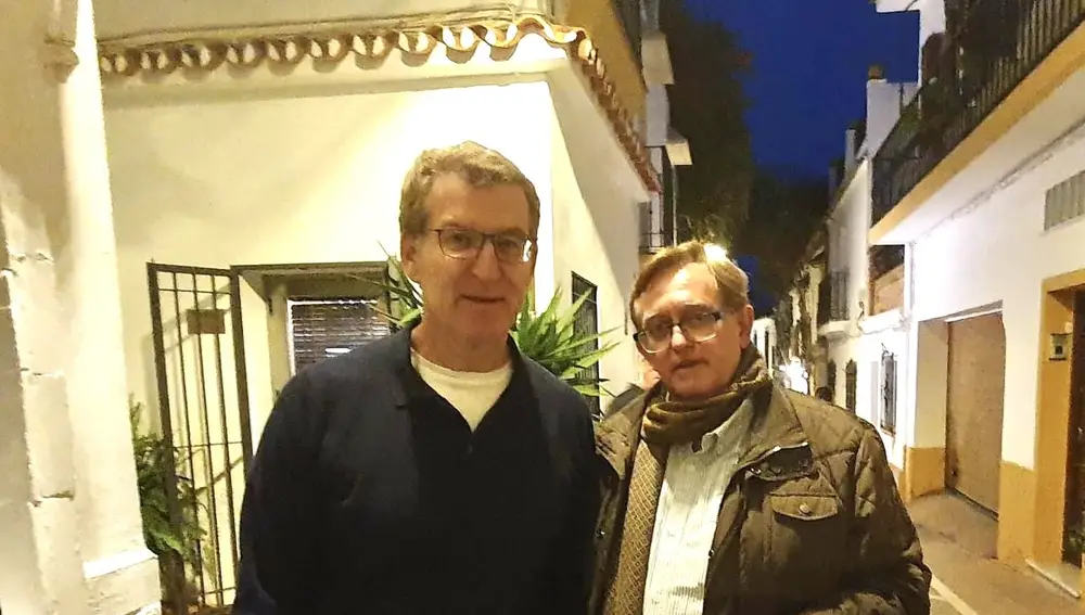 Feijóo con un vecino de Marbella