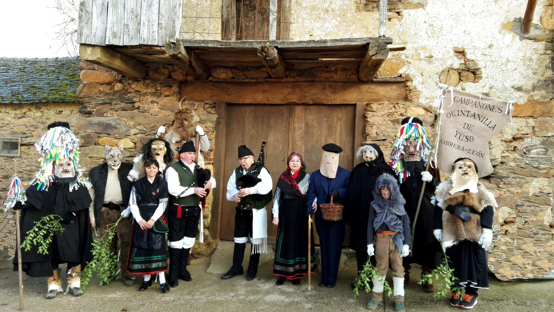 Los Campanones vuelven a tomar las calles de Quintanilla de Yuso (León) esta Semana Santa