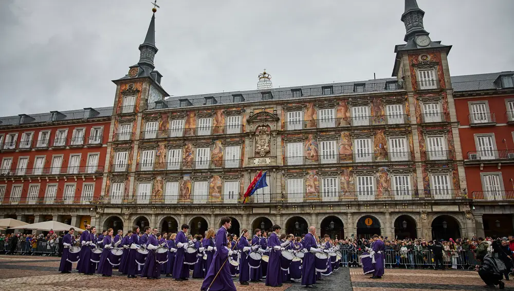 La tamborrada de Resurrección de manos de la Cofradia del Descendimiento de la Cruz y Lágrima de Nuestra Señor