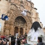 La pequeña Ruth Arnaiz sigue los pasos de su hermana mayor y protagoniza la Bajada del Ángel de Aranda de Duero (Burgos)