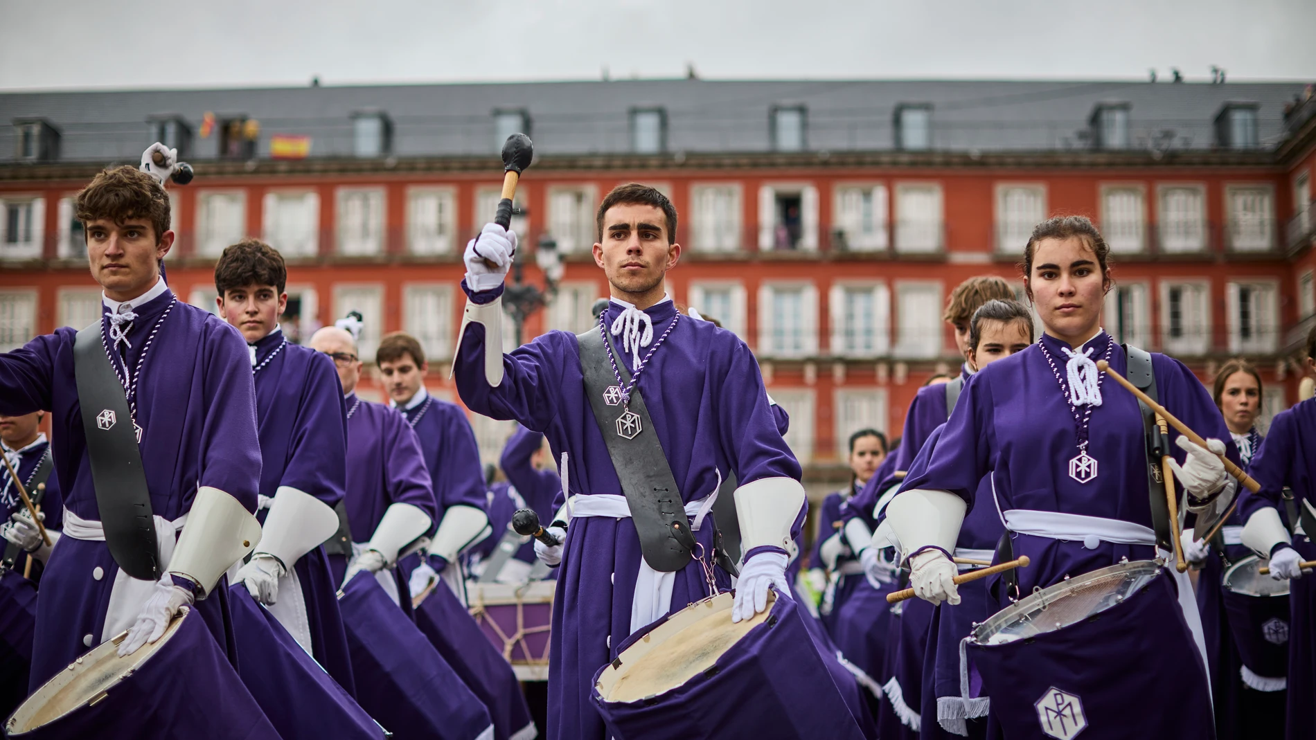 La tamborrada de Resurrección de manos de la Cofradia del Descendimiento de la Cruz y Lágrima de Nuestra Señora en la plaza Mayor de Madrid, en la que ha participado el alcalde José Luis Martínez Almeida, ha puesto el punto y final a la celebración de la Semana Santa 2024 en la capital. A pesar de la lluvia y del frío, varios centenares de personas han estado presentes. © Alberto R. Roldán / Diario La Razón. 31 03 2024