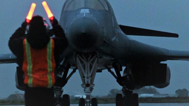Uno de los B-1B Lancer de la USAF llegando a la base aérea de Morón de la Frontera