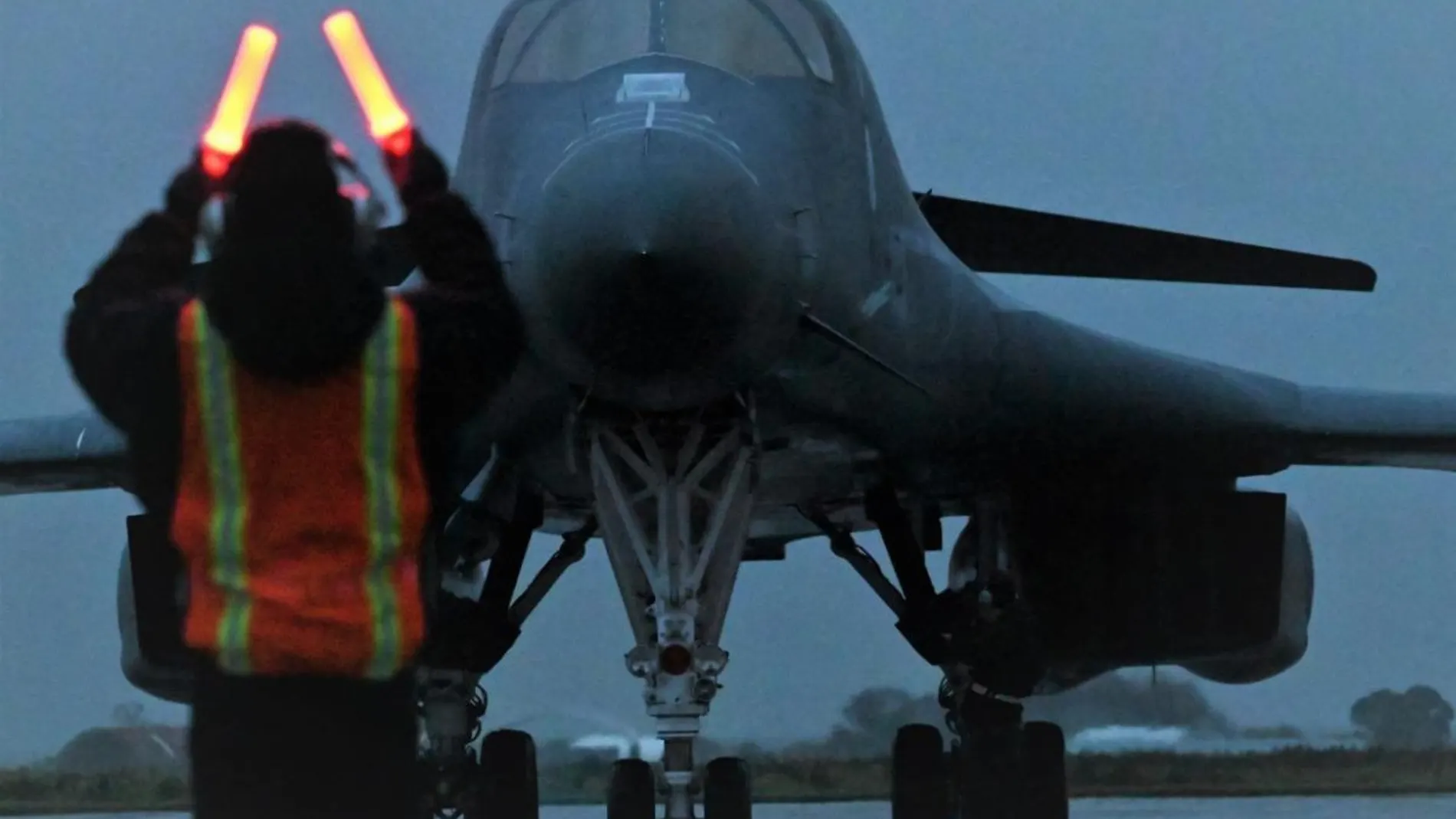 Uno de los B-1B Lancer de la USAF llegando a la base aérea de Morón de la Frontera