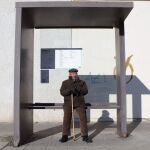 Un jubilado zamorano se protege del frío en una brigada