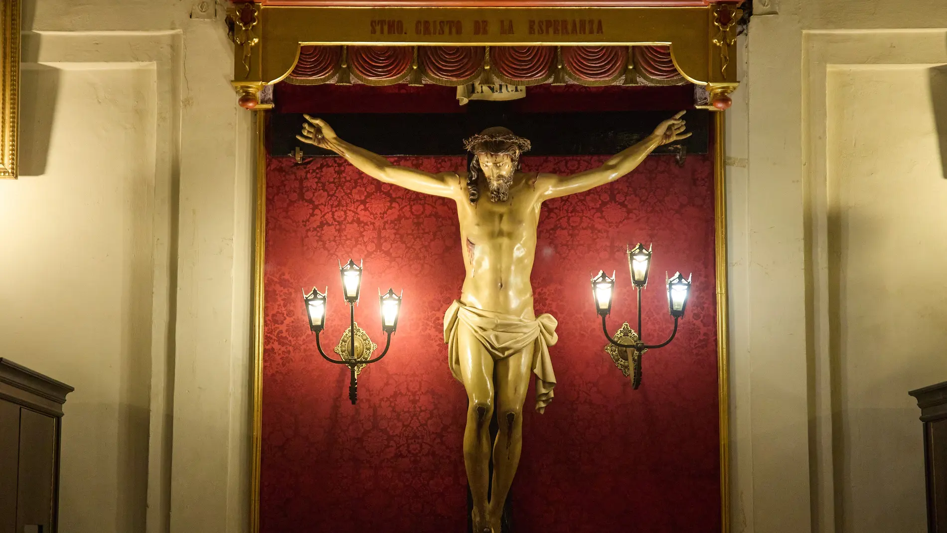 Varias personas durante la eucaristía del Domingo de Pascua de Resurrección, en la Iglesia Concepción Real de Calatrava, a 31 de marzo de 2024, en Madrid (España). La Iglesia católica y sus fieles celebran hoy el Domingo de Pascua de Resurrección tras celebrar la Semana Santa. Jesús Hellín / Europa Press 31/03/2024