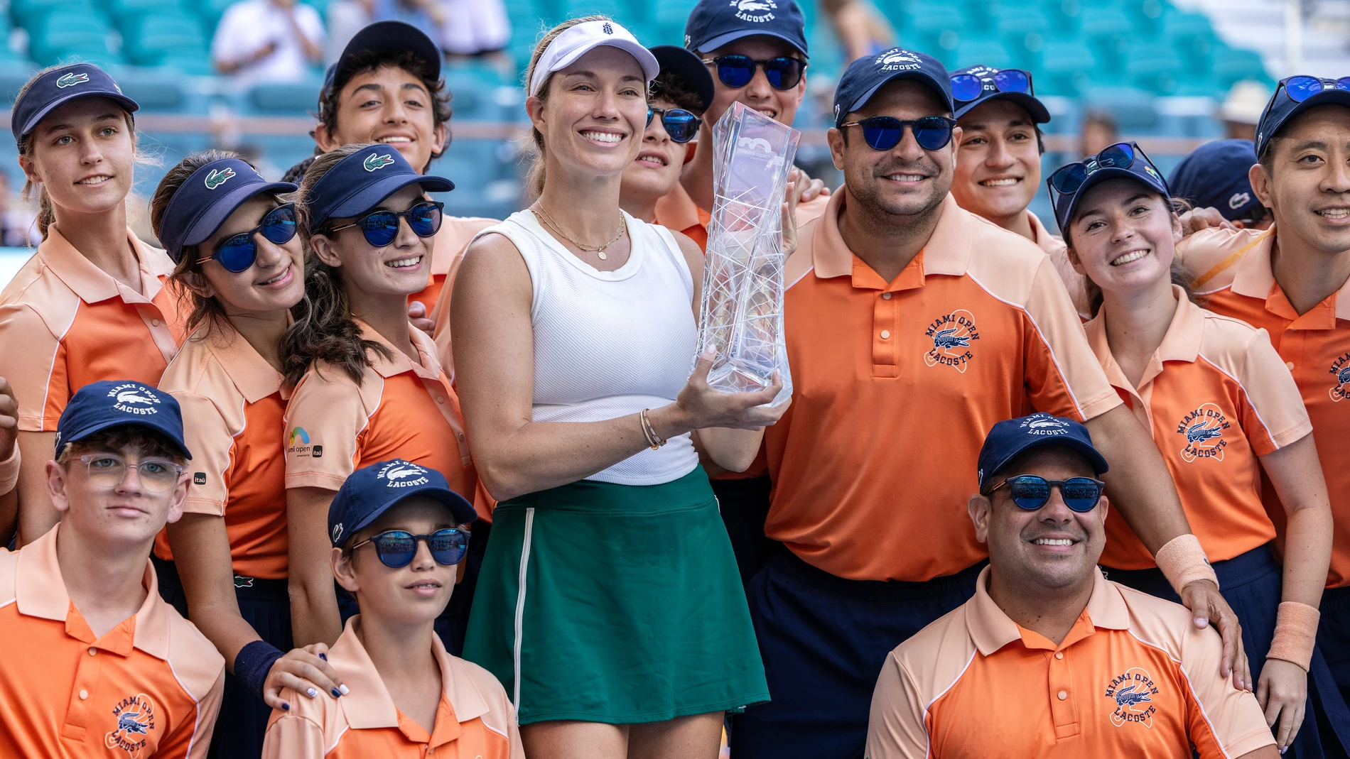 -FOTODELDÍA- Miami (Estados Unidos), 30/03/2024.- Danielle Collins de los EE.UU. posa con las personas de la pelota después de ganar el partido final femenino del torneo de tenis del Abierto de Miami 2024, en Miami, Florida, EE.UU., 30 de marzo de 2024. (Tenis) EFE/EPA/CRISTÓBAL HERRERA-ULASHKEVICH