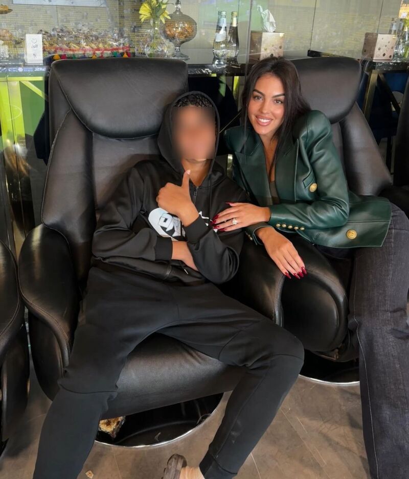 Georgina Rodríguez con blazer efecto cuero.