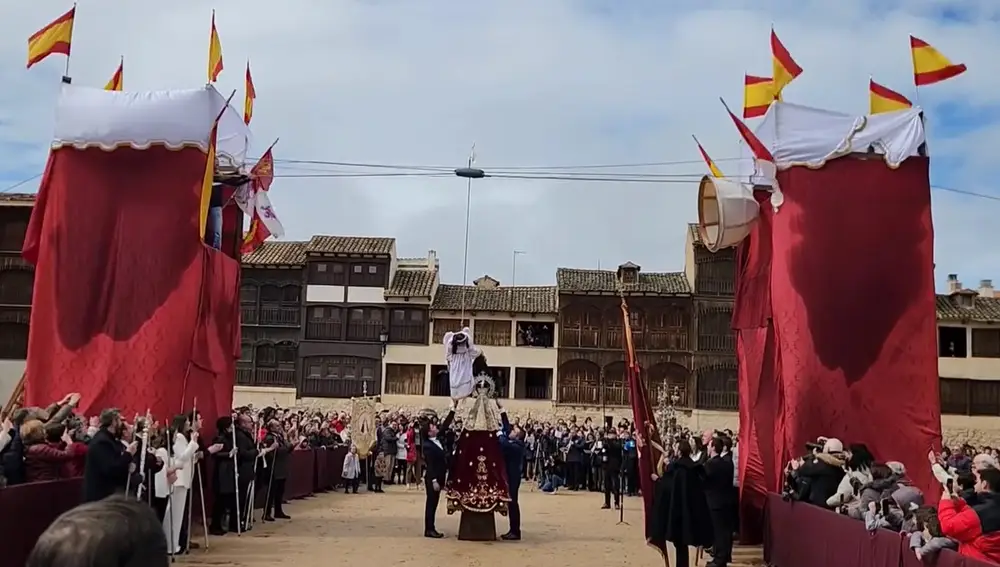 La niña ángel Julia Soria quita el velo negro a la Virgen para anunciarla que su hijo ha resucitado en la plaza del coso de Peñafiel