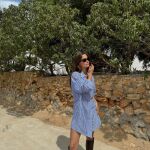 María Pombo con vestido camisero.