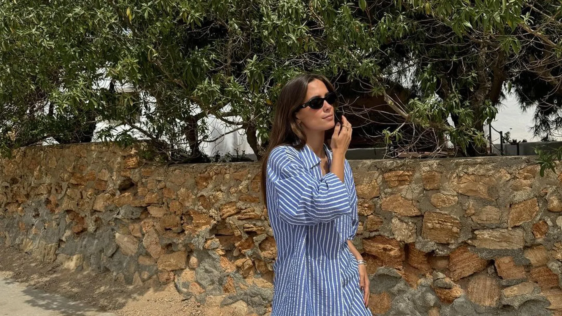 María Pombo con vestido camisero.