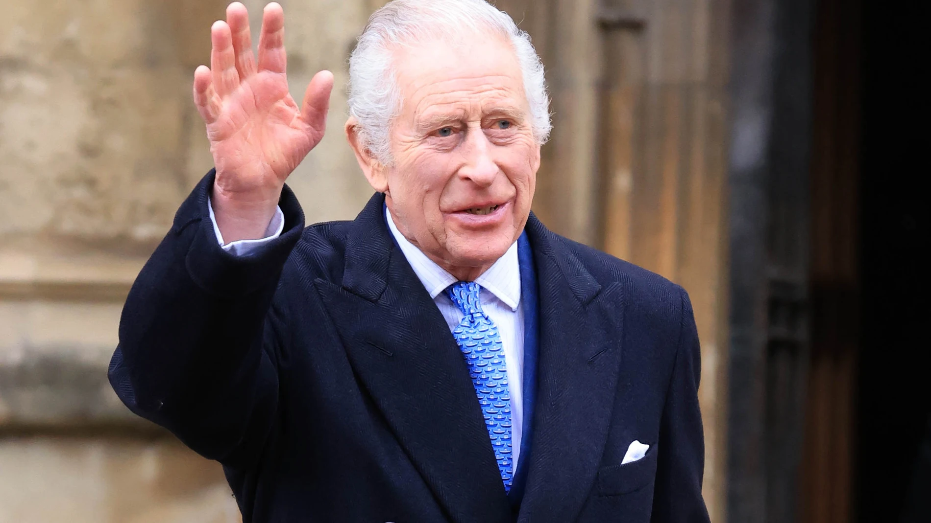 London (United Kingdom), 31/03/2024.- Britain's King Charles III waves as he departs the Easter church service at Windsor Castle in Windsor, Britain, 31 March 2024. (Reino Unido) EFE/EPA/NEIL HALL
