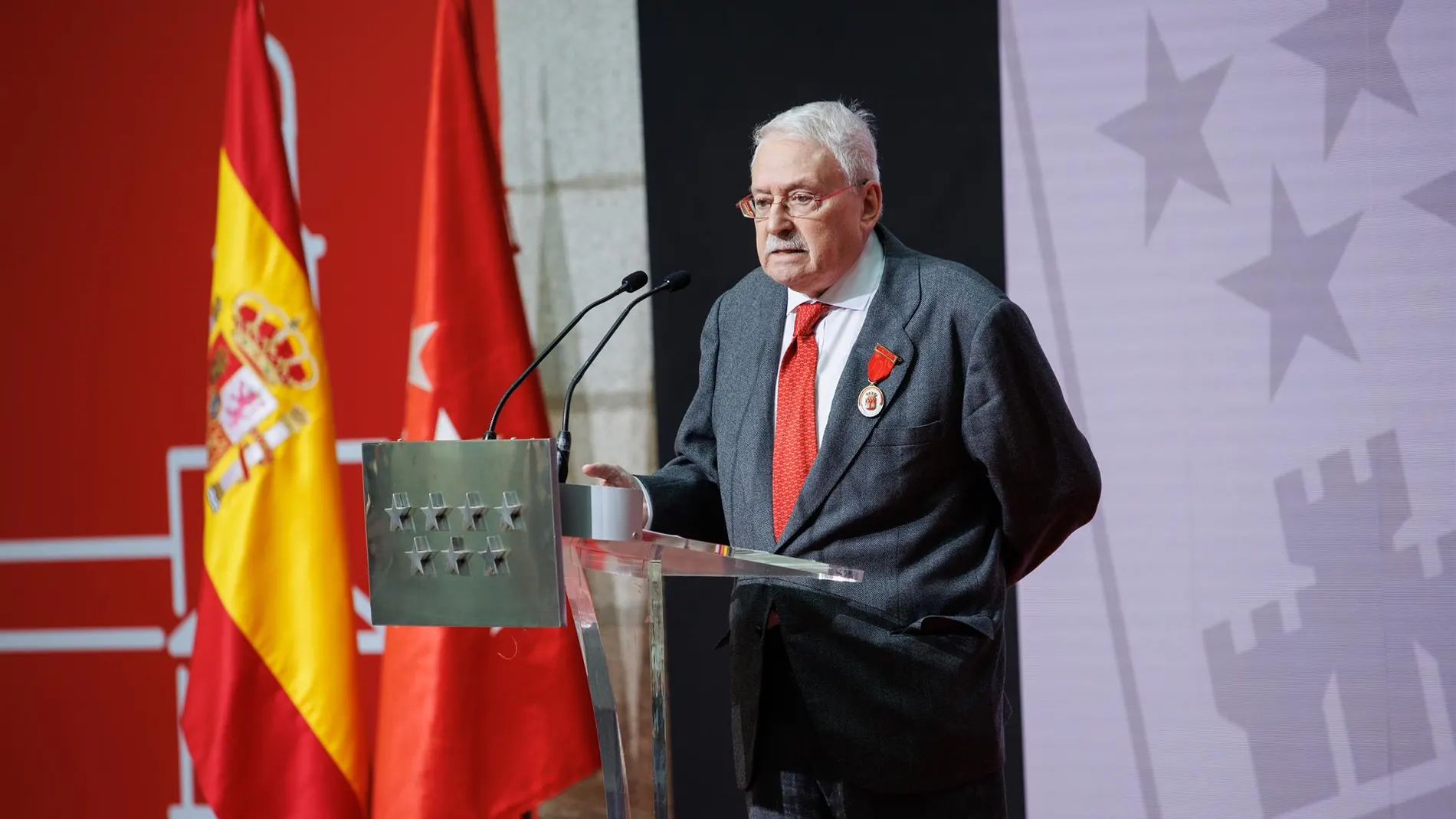 Leguina se aleja de un "desfasado" PSOE