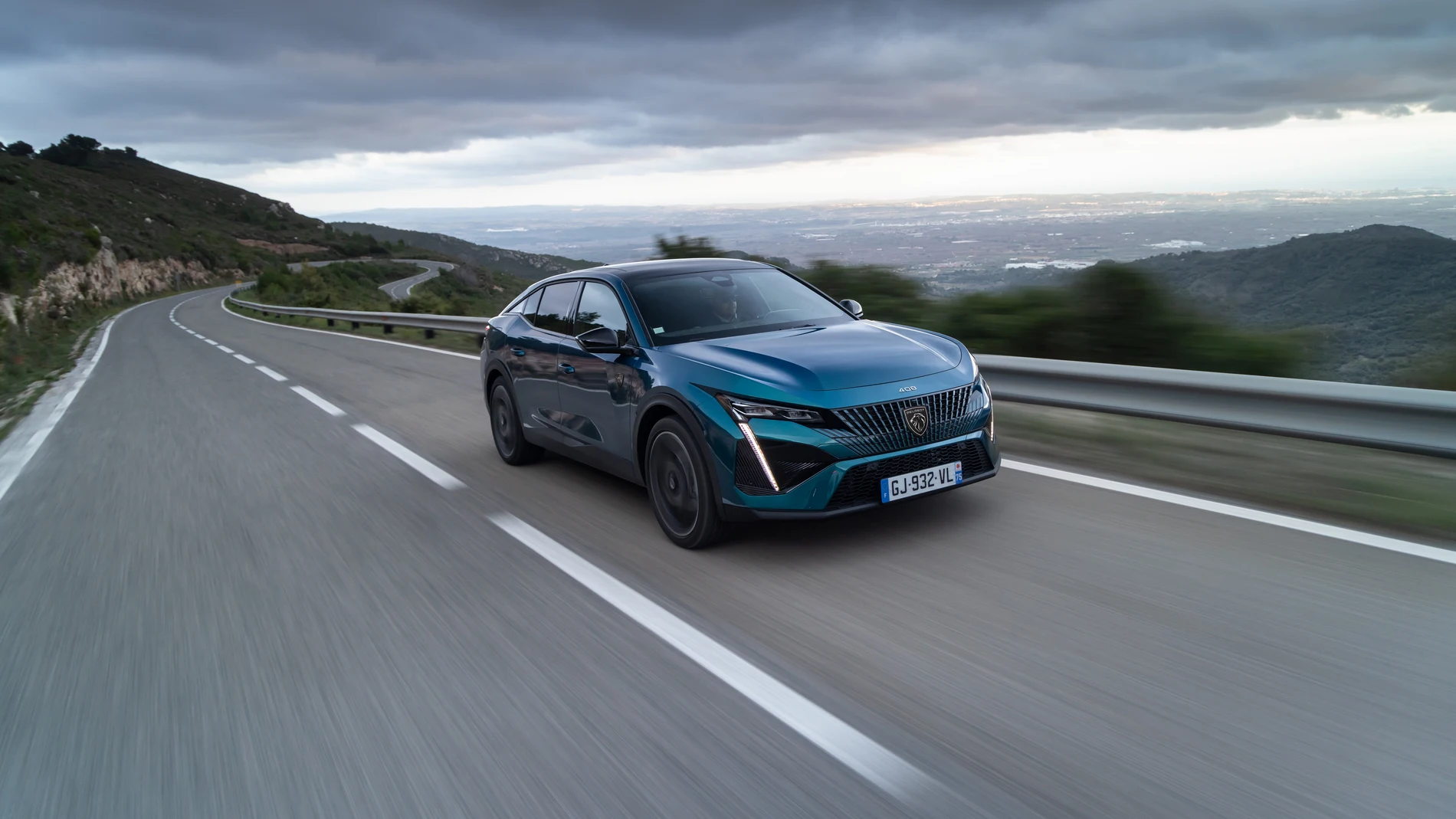 Elegancia y prestaciones, las virtudes del nuevo Peugeot 408