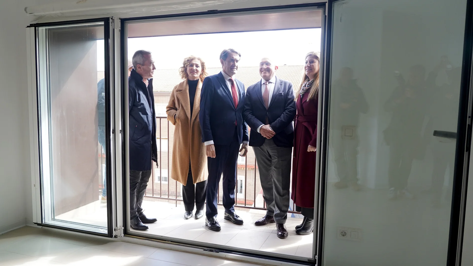 El consejero Suárez-Quiñones visita las viviendas junto a Jesús Julio Carnero, Raquel Alonso, José Ignacio Zarandona y María Pardo