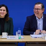 La presidenta madrileña y presidenta del PP de Madrid, Isabel Díaz Ayuso, y secretario general del PP de Madrid, Alfonso Serrano