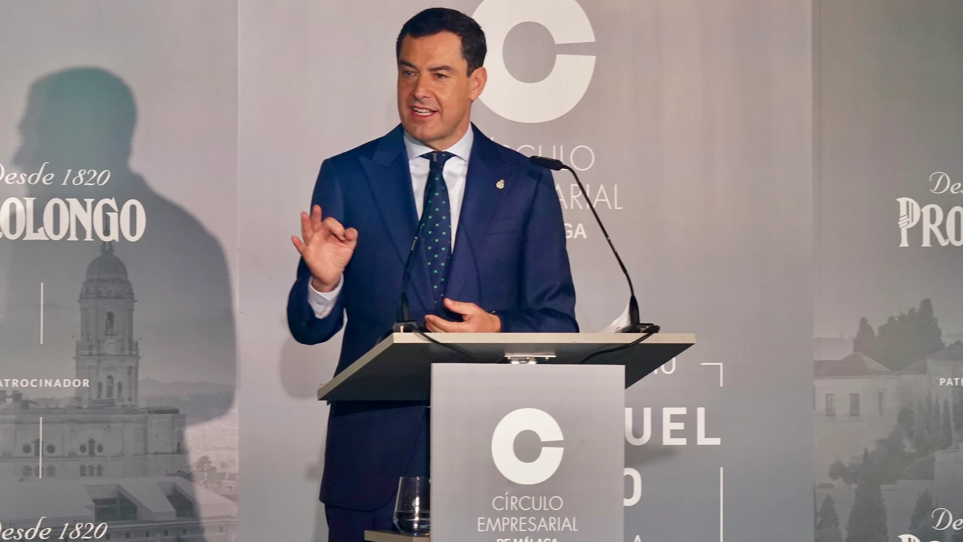 El presidente de la Junta de Andalucía, Juanma Moreno, durante su intervención en el encuentro empresarial, a 1 de abril de 2024, en Málaga, Andalucía (España). El presidente de la Junta de Andalucía, Juanma Moreno, participa en un encuentro organizado por el Círculo Empresarial de Málaga