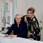 Henrik Fexeus y Camila Läckberg en su agencia literaria de Estocolmo
