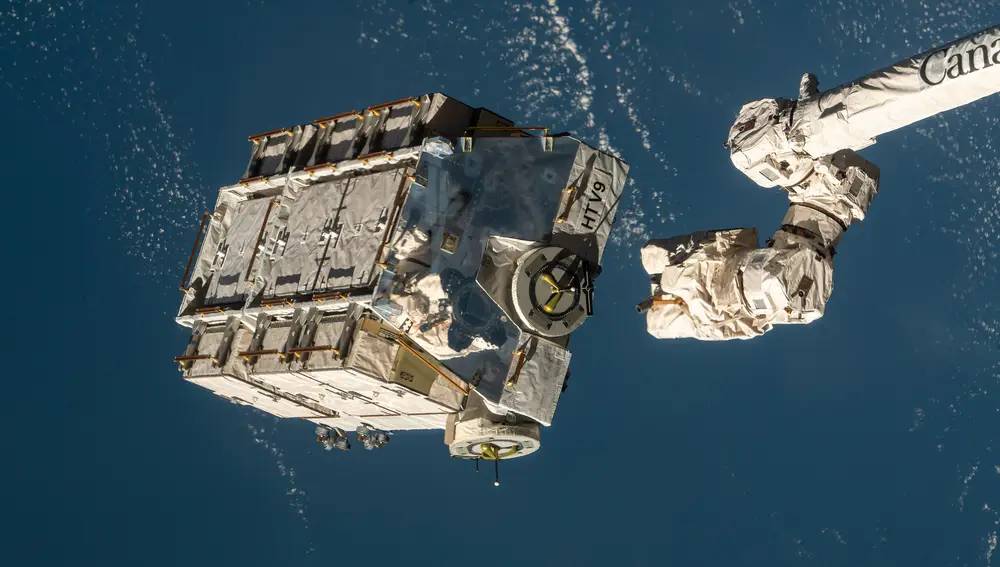 Momento en el que el brazo robótico de la Estación espacial Internacional arroja al espacio la plataforma de carga con las baterías gastadas en marzo de 2021.