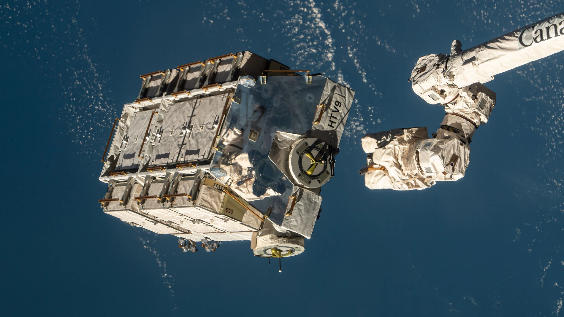 Momento en el que el brazo robótico de la Estación espacial Internacional arroja al espacio la plataforma de carga con las baterías gastadas en marzo de 2021.