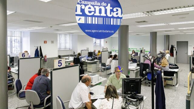 Varias personas son atendidas en la Agencia Tributaria 